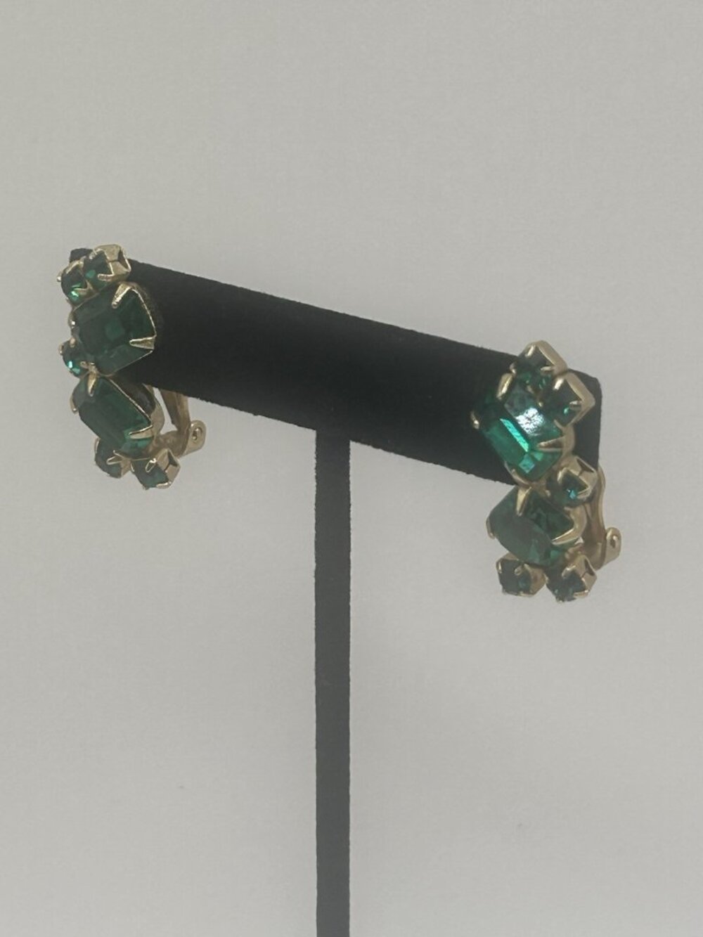 Vintage Emerald Green Rhinestone Gold Tone Clip On Earrings Christmas Gift Vntg - Picture 9 of 14